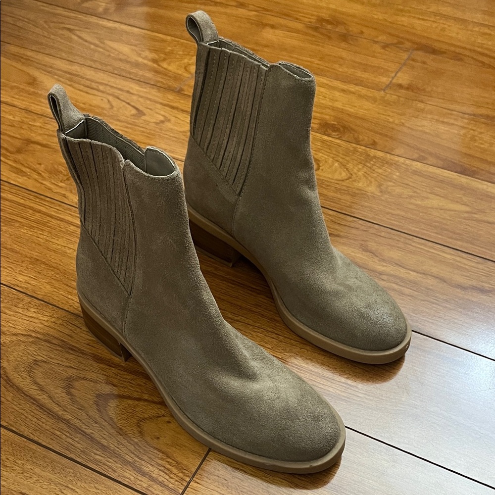 Women's Suede Ankle Boots - Tan dolce vita brand new
